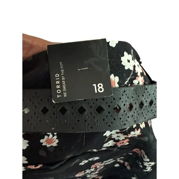 Torrid Womens Black Floral Cuffed Shorts With Perforated Belt Size 18 Cotton - Picture 4 of 6
